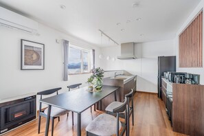 Khu vực ăn uống tại phòng