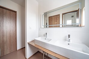Combined shower/bathtub, hair dryer, slippers, bidet - STELLAVIA (Nakafurano)