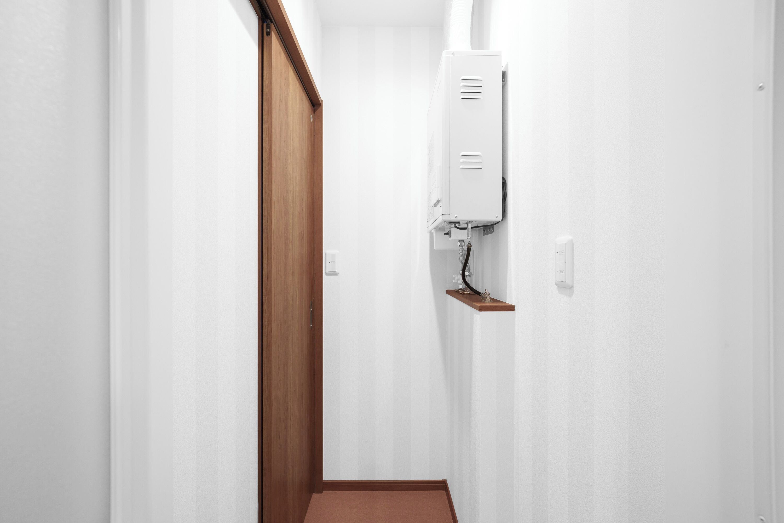 Kombinasi shower/bathtub, pengering rambut, sandal, dan kloset