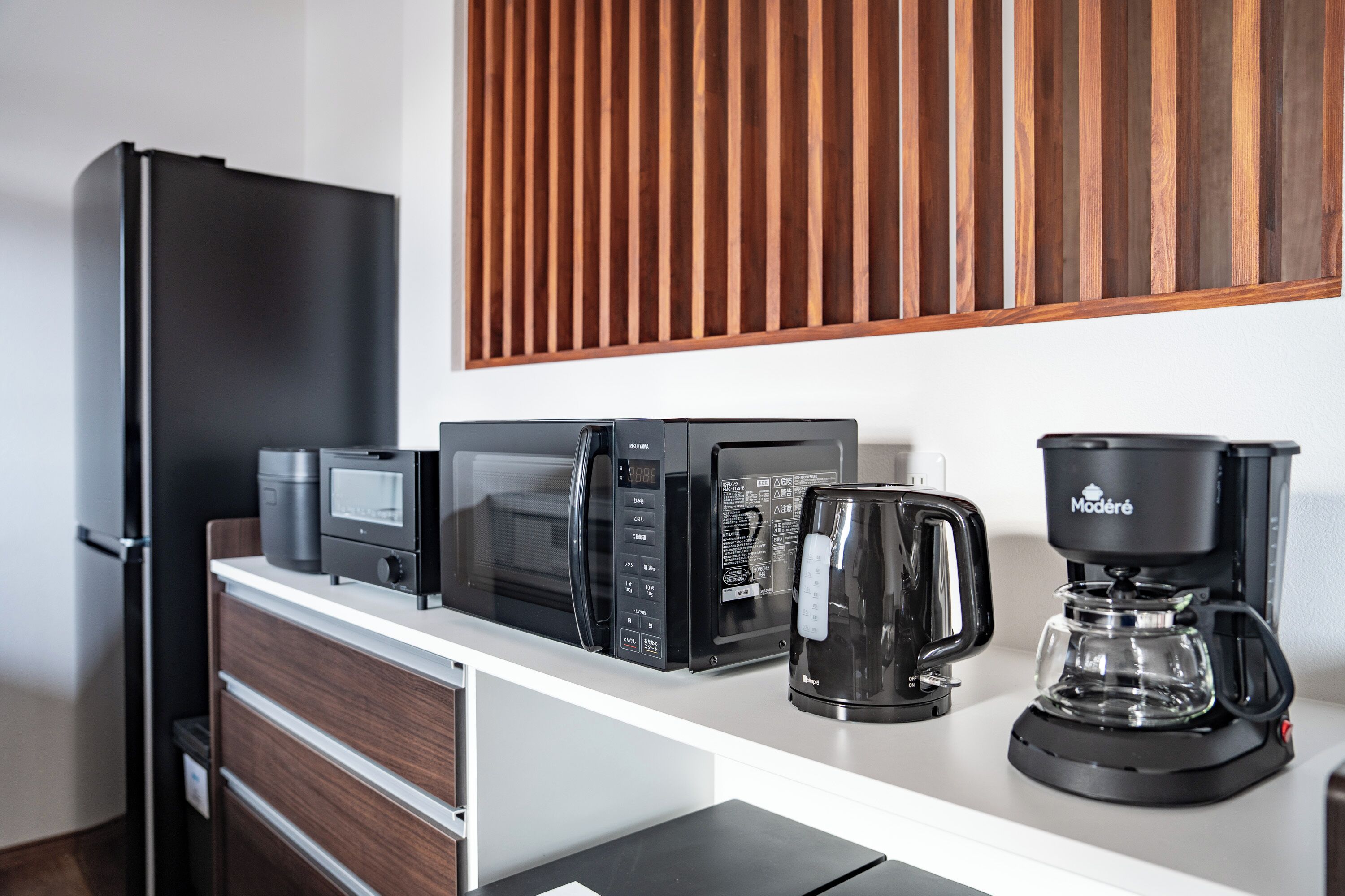 Réfrigérateur, micro-ondes, plaque de cuisson, cuiseur de riz