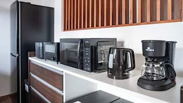 Réfrigérateur, micro-ondes, plaque de cuisson, cuiseur de riz