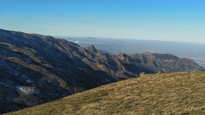 Un paysage montagneux sous un ciel dégagé.