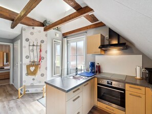 Kühlschrank, Mikrowelle, Ofen, Kochgeschirr/Geschirr/Besteck