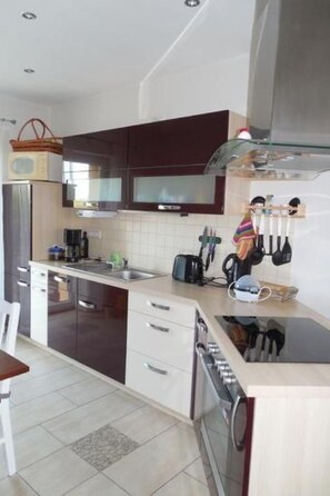 Een koelkast, een magnetron, een oven, een vaatwasser