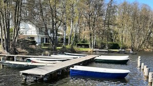 Een rustige rivier met verschillende boten aangemeerd bij houten steigers.