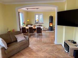 TV, fireplace