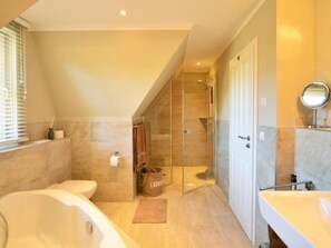 Towels - Reetdachhaus am Wasser mit Sauna, Außenwhirlpool, Kamin und E-Ladestation by Interhome (Bodstedt)