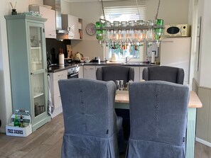 Kühlschrank, Mikrowelle, Ofen, Geschirrspüler