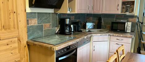 Réfrigérateur, four à micro-ondes, un four, lave-vaisselle