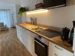 Réfrigérateur, micro-ondes, batterie de cuisine, vaisselle et ustensiles