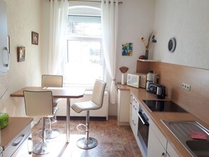 Frigorífic, microones, forn i utensilis de cuina, vaixella i coberteria 