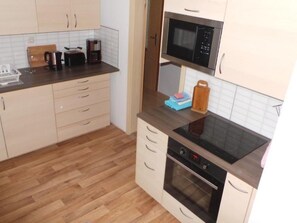 Kühlschrank, Mikrowelle, Ofen, Kochgeschirr/Geschirr/Besteck
