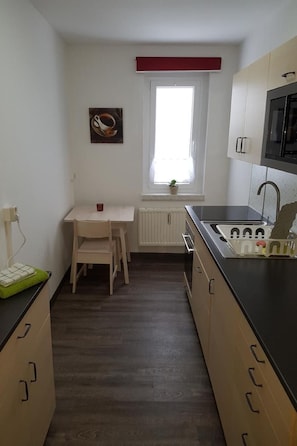 Jääkaappi, mikroaaltouuni, uuni, keittoastiat/astiat/ruokailuvälineet