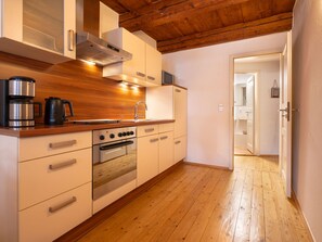 Refrigerador, microondas, horno y utensilios de cocina 