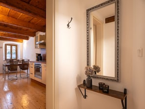 Refrigerador, microondas, horno y utensilios de cocina 