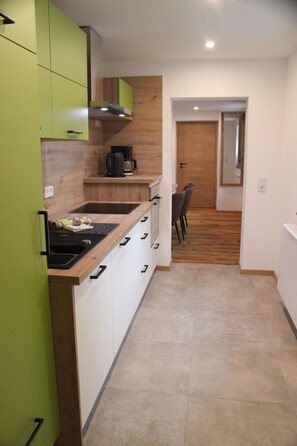 Fridge, oven, dishwasher, cookware/dishes/utensils - Ferienapartment Horn by Interhome (Altendorf)