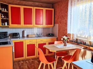 Kühlschrank, Mikrowelle, Ofen, Geschirrspüler