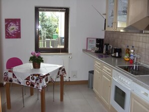 Kühlschrank, Ofen, Geschirrspüler, Kochgeschirr/Geschirr/Besteck