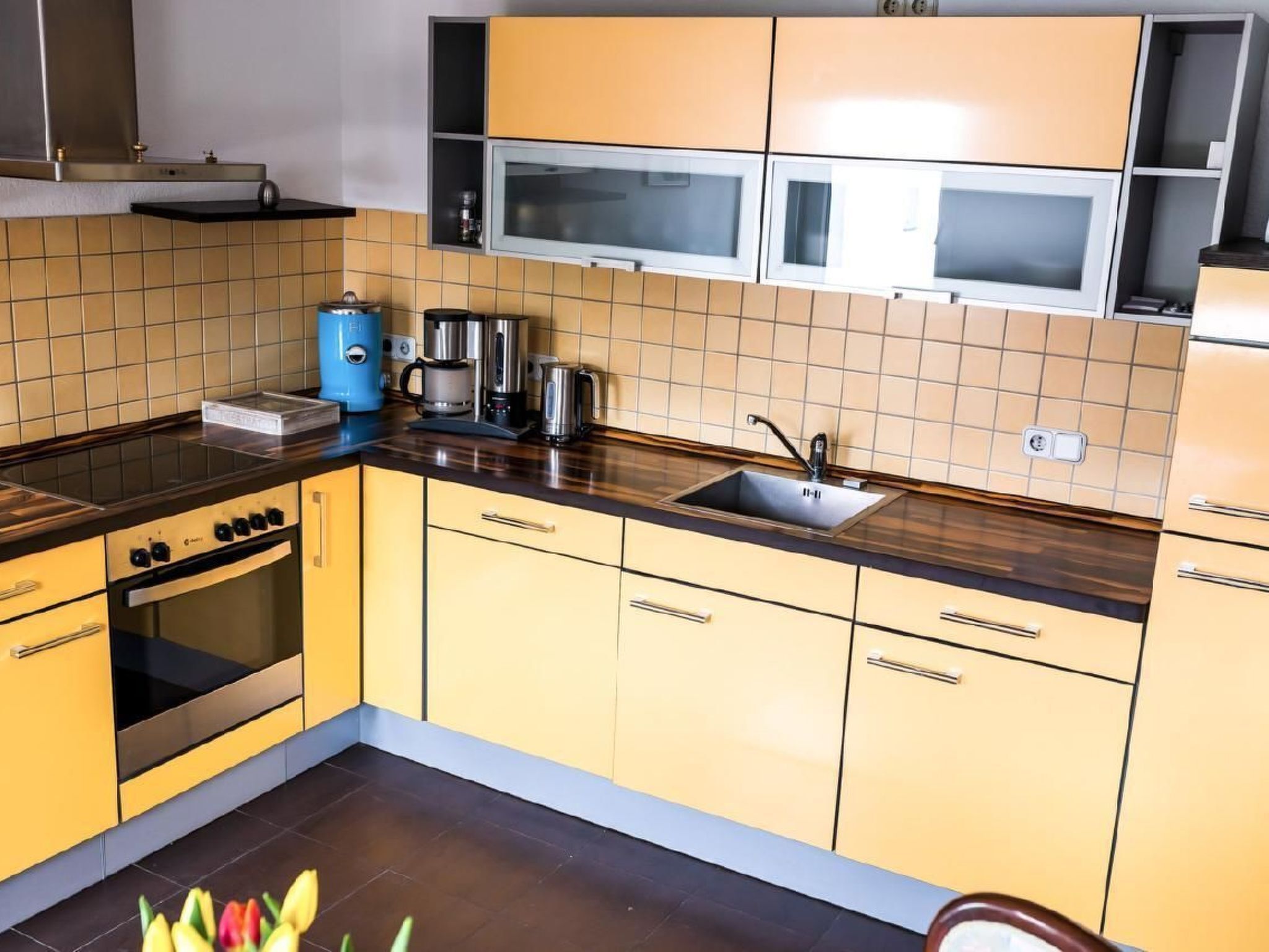 Réfrigérateur, four à micro-ondes, un four, lave-vaisselle