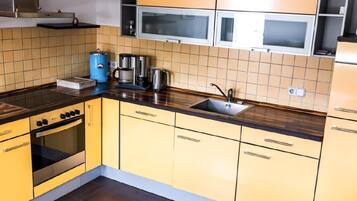 Kühlschrank, Mikrowelle, Ofen, Geschirrspüler