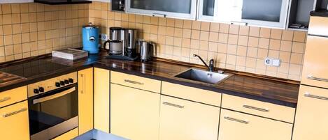 Réfrigérateur, four à micro-ondes, un four, lave-vaisselle