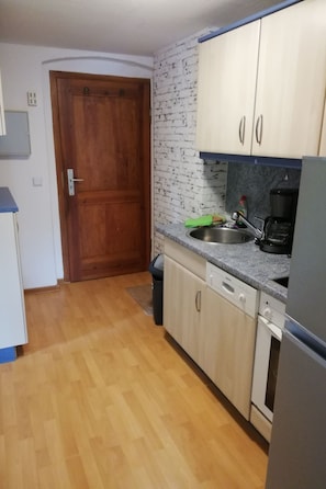 Kühlschrank, Ofen, Geschirrspüler, Kochgeschirr/Geschirr/Besteck