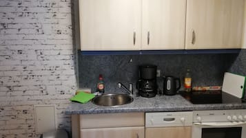 Kühlschrank, Ofen, Geschirrspüler, Kochgeschirr/Geschirr/Besteck