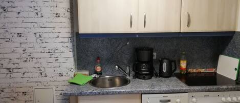 Réfrigérateur, un four, lave-vaisselle, vaisselle et ustensiles