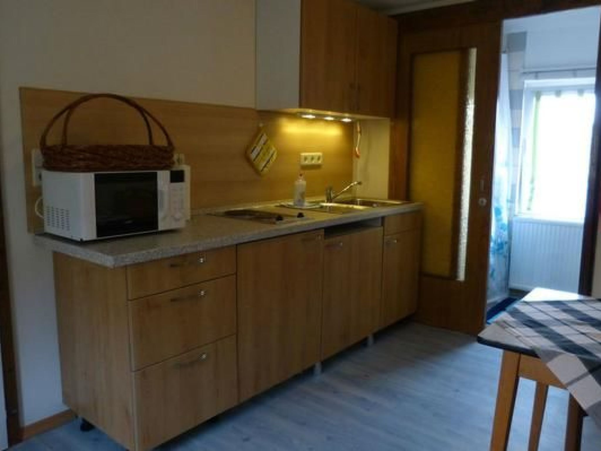 Refrigerador, microondas, horno y utensilios de cocina 