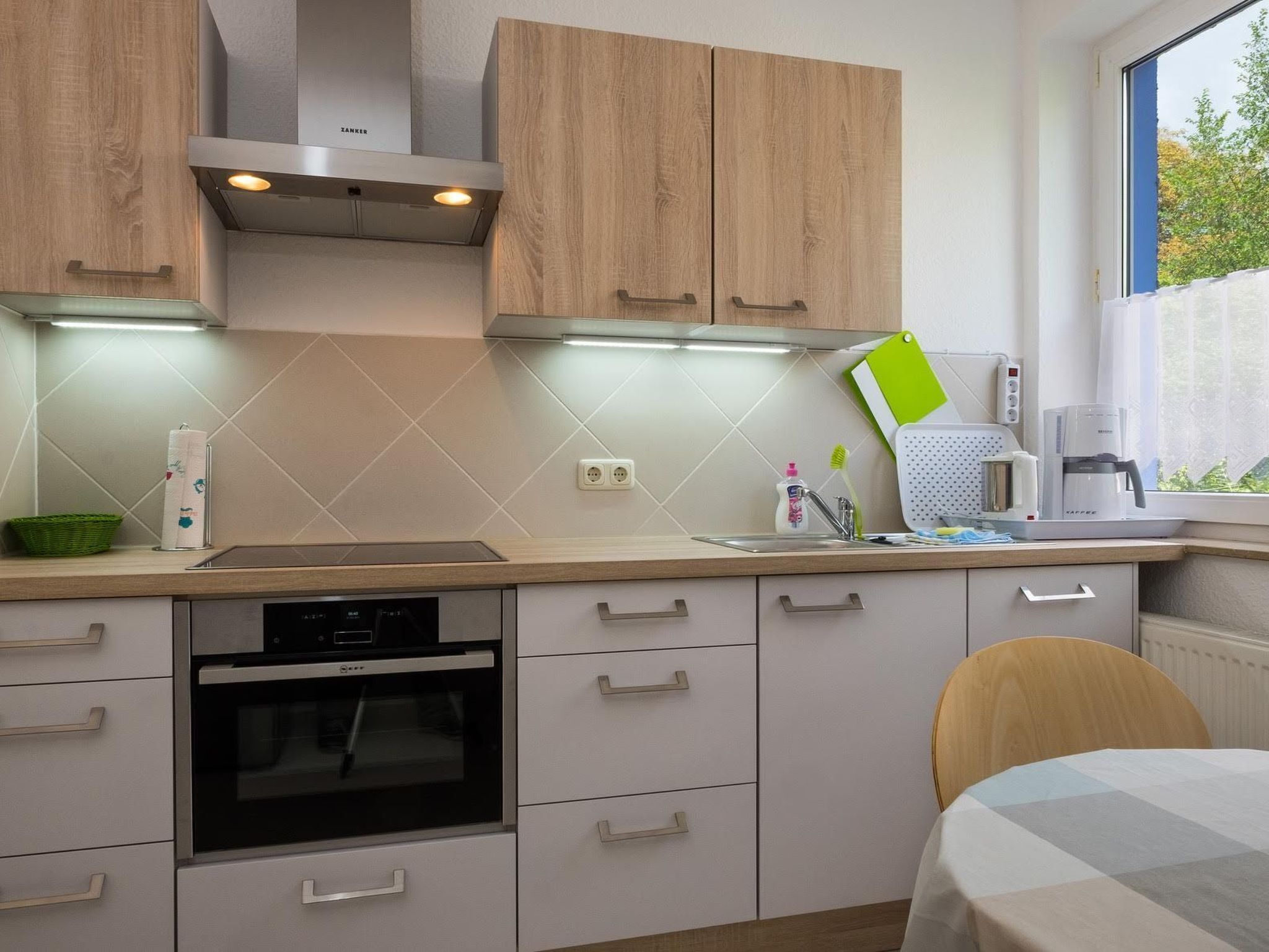 Kühlschrank, Mikrowelle, Ofen, Geschirrspüler