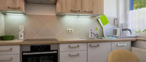 Kühlschrank, Mikrowelle, Ofen, Geschirrspüler