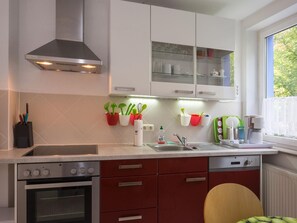 Refrigerador, horno, lavavajillas y utensilios de cocina 