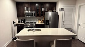 Micro-ondes, four, plaque de cuisson, lave-vaisselle