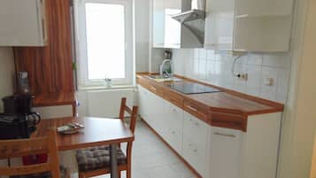 Kühlschrank, Mikrowelle, Ofen, Geschirrspüler