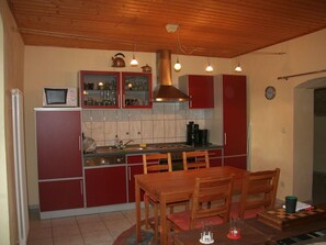 Fridge, microwave, oven, dishwasher - Wohnung mit Terrasse im sanierten Fachwerkhof by Interhome (Maxen)
