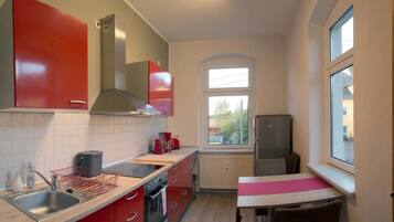 KĂŒhlschrank, Ofen, Kochgeschirr/Geschirr/Besteck