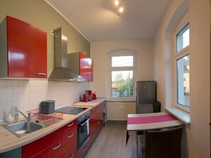 Kühlschrank, Ofen, Kochgeschirr/Geschirr/Besteck