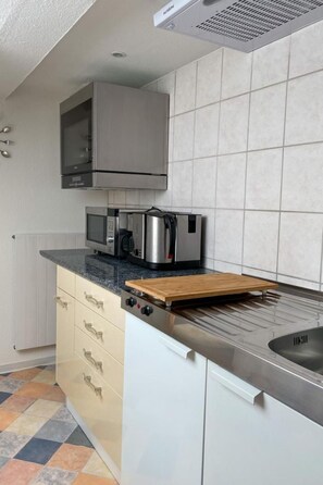 Frigorifero, microonde, forno, pentole/stoviglie/utensili