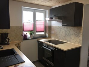 Kylskåp, ugn, diskmaskin och grytor/köksredskap