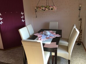 Dining - Gemütliches Ferienhaus in Godow mit Terrasse by Interhome (Kargow)