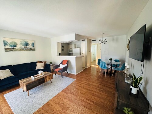 Oram 105: Bright Contemporary Flat Near Greenville Avenue