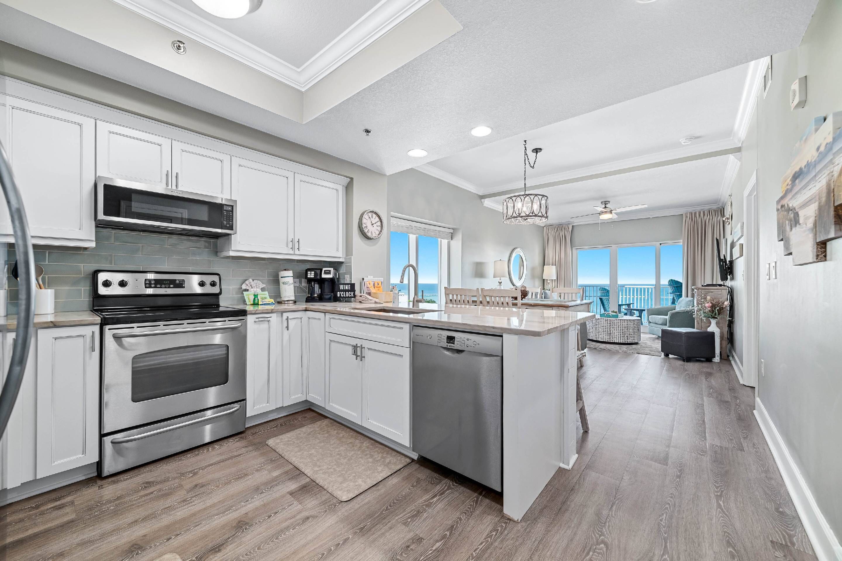 冷蔵庫、電子レンジ、オーブン、コンロ