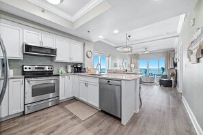 冷蔵庫、電子レンジ、オーブン、コンロ