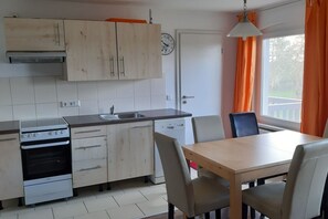 Fridge, microwave, oven, dishwasher - Familienfreundliche Wohnung in Vorland mit Garten by Interhome (Grimmen)