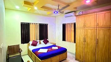 Deluxe Double Room | In-room safe, iron/ironing board, free WiFi