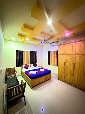 Deluxe Double Room | Peti besi dalam bilik, seterika/papan seterika, Wi-fi percuma 