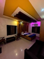 Caja de seguridad en la habitación y tabla de planchar con plancha