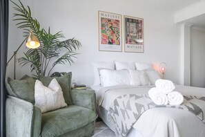 Iron/ironing board, free WiFi, bed sheets - Harbourside Apartment in Pyrmont • Premium amenities: Pool, Gym, Sauna & Parking (Pyrmont)