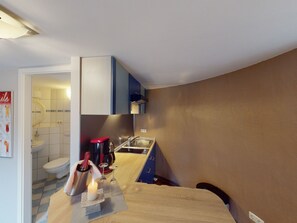 Kühlschrank, Mikrowelle, Kochgeschirr/Geschirr/Besteck