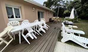 Outdoor dining - Villa With Garden and BBQ in Peaceful Setting (Soulac-sur-Mer)